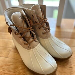 Sperry Women's 8.5 Fleece Lined Tan and White Duck Boots